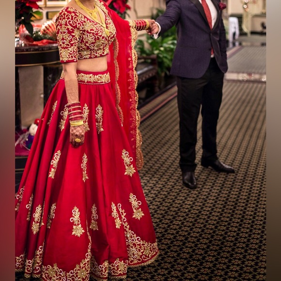 Bridal hand embroidered Lehenga set - Picture 4 of 15